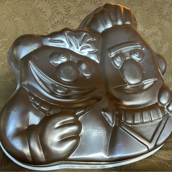 Wilton Sesame Street Burt and Ernie Cake Pan - Picture 2 of 2